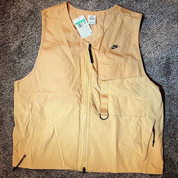Men’s Nike Tech Pack Unlined Vest - Picture 2 of 4